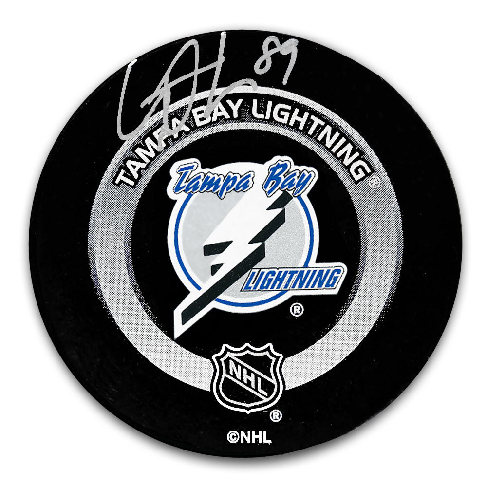 Rondelle de match officielle autographiée par Cory Conacher du Lightning de Tampa Bay